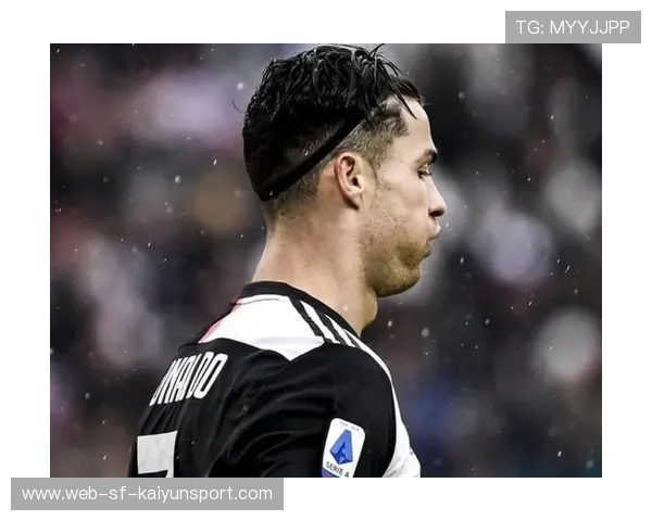 蒋光太在禁区前沿精准放铲，阻断对方外援长途奔袭